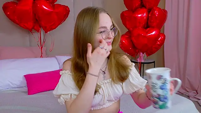 Snapshot of MadisonSmitt chatting on February 15, 7:51 am MadisonSmitt online show from February 15, 7:51 am