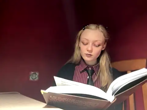 Snapshot of moonlight_fiend chatting on December 19, 9:22 pm moonlight fiend online show from December 19, 9:22 pm