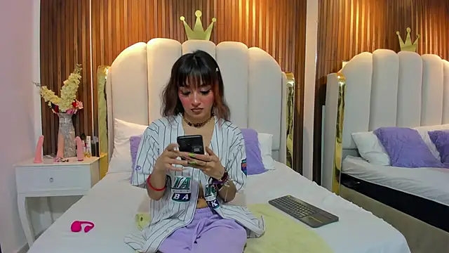 Snapshot of pixxxy_skinny chatting on November 17, 3:45 am pixxxy skinny online show from November 17, 3:45 am