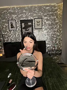 DeineJulia online show from November 27, 7:05 pm