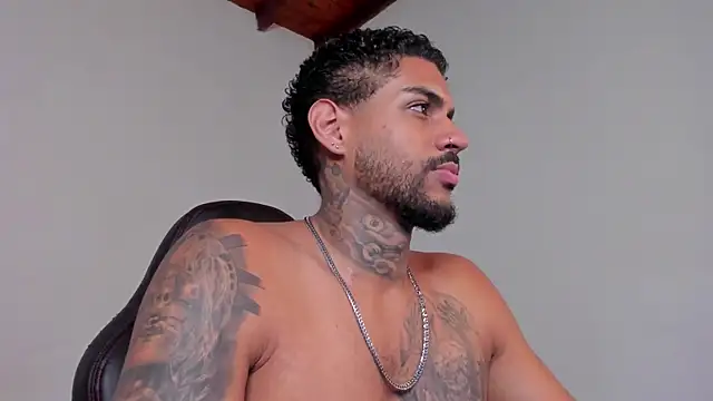 LuigiVitale 1 online show from December 16, 4:28 am