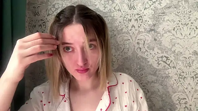 Emily lyy online show from December 19, 7:15 am