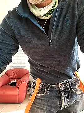 Snapshot of platone09 chatting on November 12, 12:49 pm platone09 online show from November 12, 12:49 pm