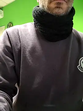 Snapshot of platone09 chatting on December 17, 1:28 pm platone09 online show from December 17, 1:28 pm