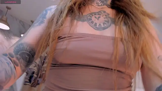 Snapshot of CarlaBrunni chatting on December 2, 12:10 pm CarlaBrunni online show from December 2, 12:10 pm