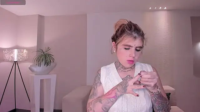 CarlaBrunni online show from December 22, 12:35 pm