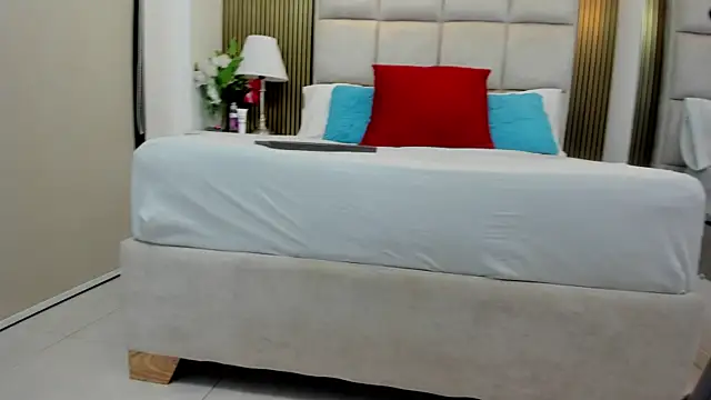 Snapshot of Katia_Young chatting on November 16, 9:09 pm Katia Young online show from November 16, 9:09 pm