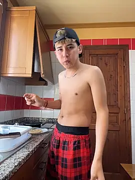 Snapshot of Noah21_ chatting on December 22, 12:46 pm Noah21 online show from December 22, 12:46 pm