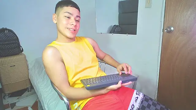 Snapshot of Lucastorrez01 chatting on November 16, 4:45 pm Lucastorrez01 online show from November 16, 4:45 pm