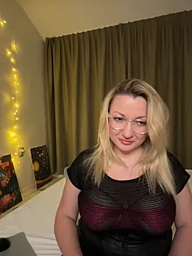 Snapshot of MilaLove__ chatting on November 18, 9:52 pm MilaLove online show from November 18, 9:52 pm