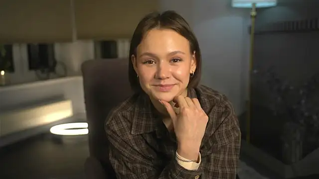 DeliaBernon online show from November 18, 1:04 pm