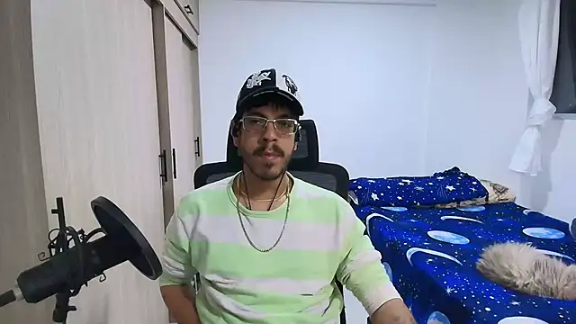 Snapshot of naitt_ chatting on November 22, 7:51 am naitt online show from November 22, 7:51 am