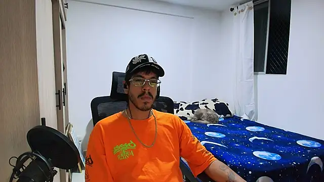 Snapshot of naitt_ chatting on November 24, 11:26 pm naitt online show from November 24, 11:26 pm