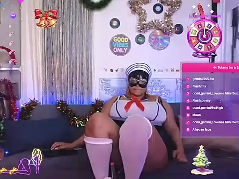 Snapshot of LaReineCleo chatting on December 20, 8:21 am LaReineCleo online show from December 20, 8:21 am