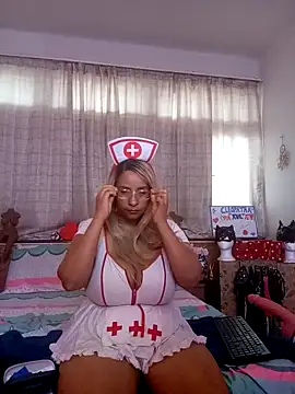 Snapshot of LaReineCleo chatting on February 3, 11:26 am LaReineCleo online show from February 3, 11:26 am