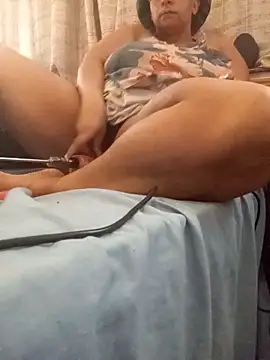 Snapshot of LaReineCleo chatting on February 14, 6:54 am LaReineCleo online show from February 14, 6:54 am