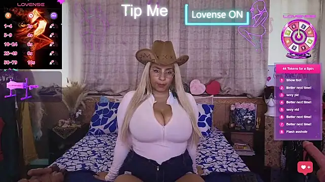 Snapshot of LaReineCleo chatting on February 23, 11:07 am LaReineCleo online show from February 23, 11:07 am