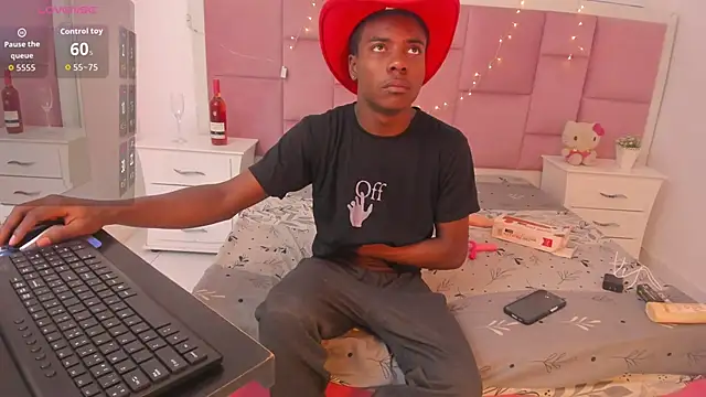 Snapshot of NoahJhonson69 chatting on November 27, 6:32 pm NoahJhonson69 online show from November 27, 6:32 pm