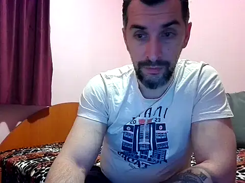 Snapshot of Brianhot8 chatting on November 29, 10:13 pm Brianhot8 online show from November 29, 10:13 pm