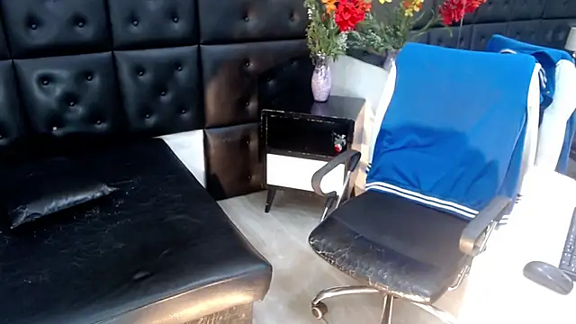 ChrisHott01 online show from December 2, 2:06 am