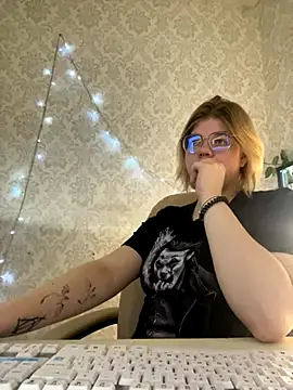 Snapshot of KrisRoyal chatting on November 21, 9:30 am KrisRoyal online show from November 21, 9:30 am