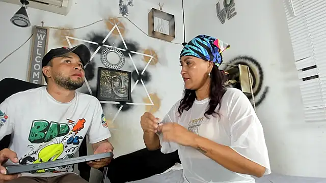 Snapshot of StephaniaAndRandy chatting on November 27, 5:48 pm StephaniaAndRandy online show from November 27, 5:48 pm