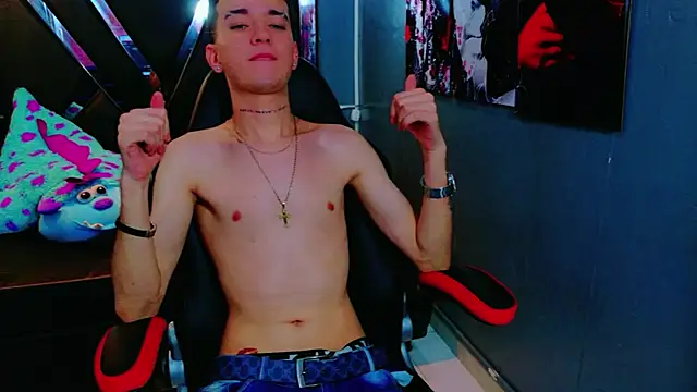 Snapshot of ErosWildBoy chatting on December 4, 9:12 pm ErosWildBoy online show from December 4, 9:12 pm