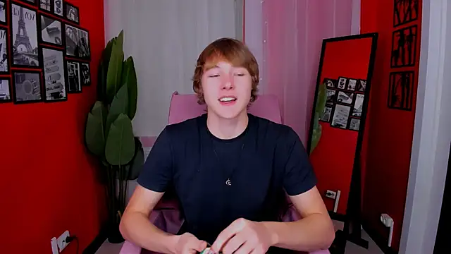 DonaldWoon online show from December 4, 3:54 pm