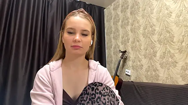 SophieLorein online show from November 22, 6:01 am