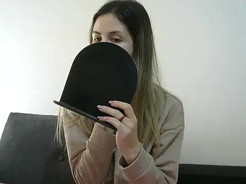 Snapshot of Erii18 chatting on December 1, 12:10 pm Erii18 online show from December 1, 12:10 pm