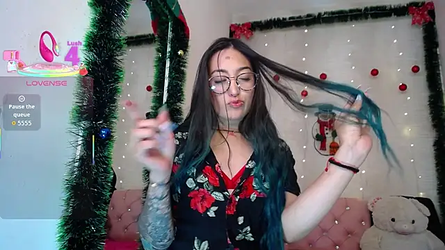 Snapshot of LunaAponte chatting on December 16, 2:49 am LunaAponte online show from December 16, 2:49 am