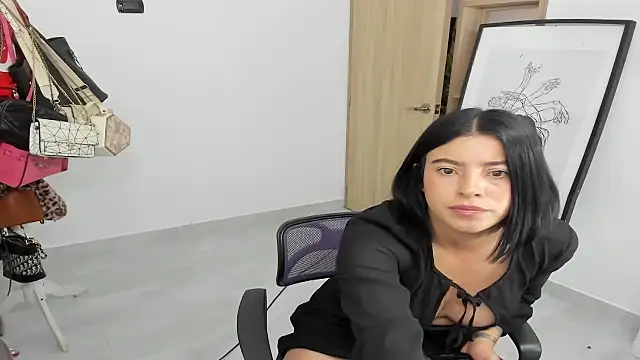 Snapshot of BlueMC01 chatting on December 18, 4:57 pm BlueMC01 online show from December 18, 4:57 pm