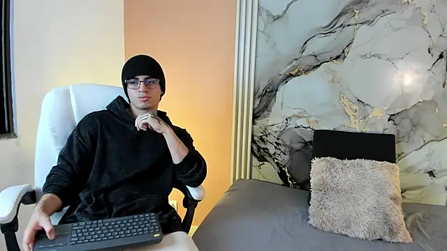 Snapshot of eren_jeager chatting on February 6, 1:21 am eren jeager online show from February 6, 1:21 am