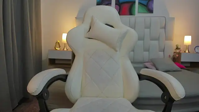 mask red girl online show from April 16, 1:23 pm