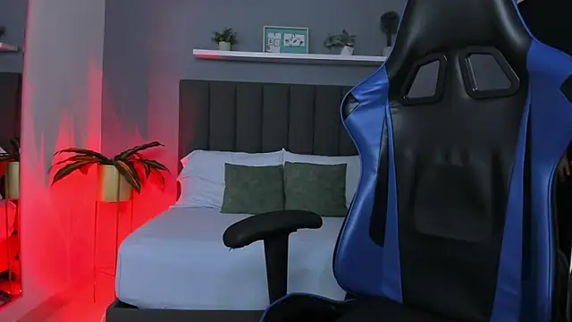 Snapshot of lindaa_natashaa_ chatting on December 2, 2:17 am lindaa natashaa online show from December 2, 2:17 am