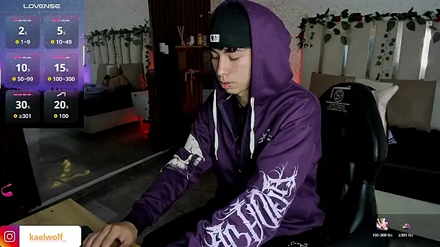 kaelwolf tay online show from February 9, 7:07 pm