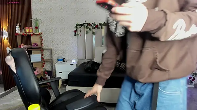 kaelwolf tay online show from February 18, 7:10 pm