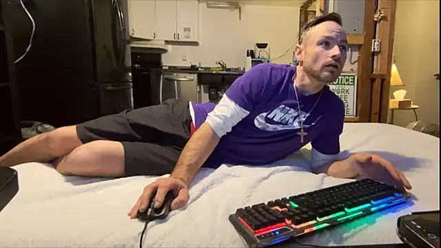 Snapshot of famous1tad chatting on November 29, 2:09 pm famous1tad online show from November 29, 2:09 pm