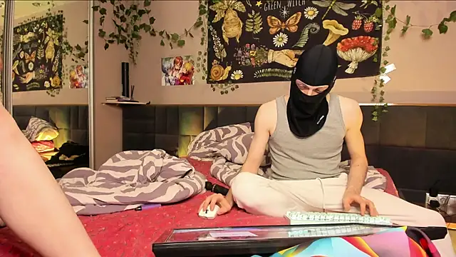 Snapshot of loveviver chatting on December 15, 2:27 am loveviver online show from December 15, 2:27 am