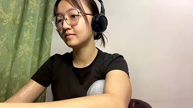 Snapshot of LinaClous chatting on December 14, 1:27 pm LinaClous online show from December 14, 1:27 pm