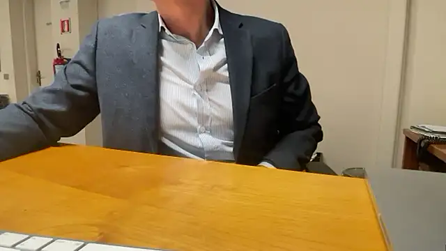 Snapshot of SimonZydar chatting on December 1, 4:45 pm SimonZydar online show from December 1, 4:45 pm