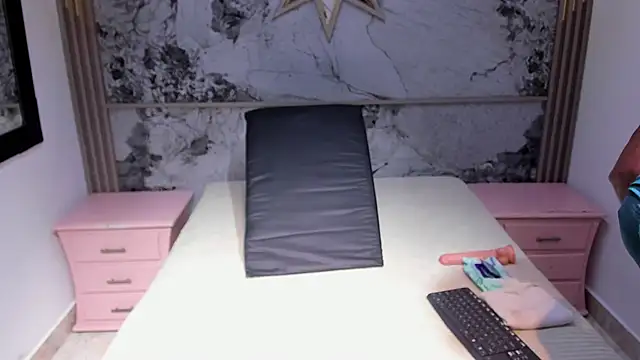 ZoeCollin online show from January 10, 7:26 pm