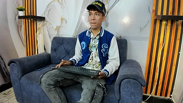 Snapshot of Alex_LatinBoy18 chatting on November 23, 9:36 pm Alex LatinBoy18 online show from November 23, 9:36 pm