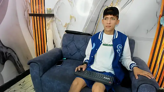 Snapshot of Alex_LatinBoy18 chatting on November 25, 8:31 pm Alex LatinBoy18 online show from November 25, 8:31 pm