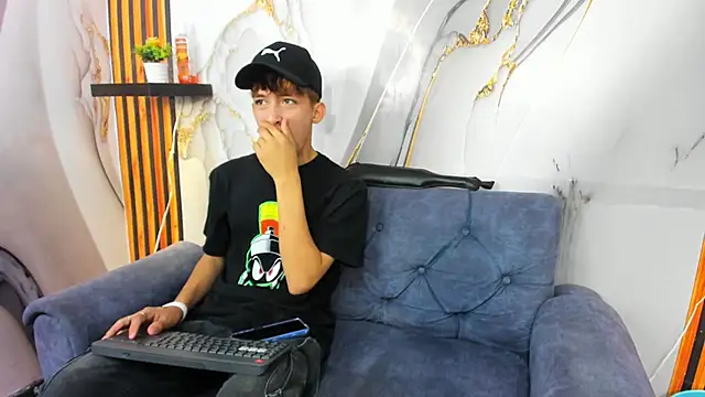 Snapshot of Alex_LatinBoy18 chatting on November 28, 8:11 pm Alex LatinBoy18 online show from November 28, 8:11 pm