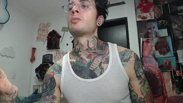 Snapshot of CryBoy13 chatting on December 1, 3:55 am CryBoy13 online show from December 1, 3:55 am