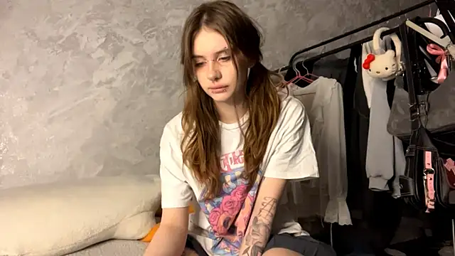 Snapshot of evva_avve chatting on December 20, 5:36 am evva avve online show from December 20, 5:36 am