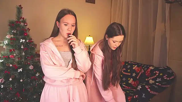 Snapshot of VirginiaRowe chatting on December 1, 2:00 pm VirginiaRowe online show from December 1, 2:00 pm