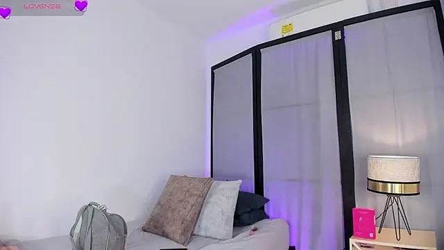 niicole steele  online show from January 17, 8:01 pm