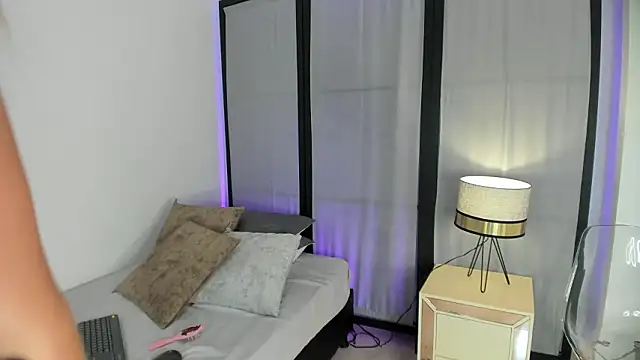 niicole steele  online show from February 12, 8:59 pm